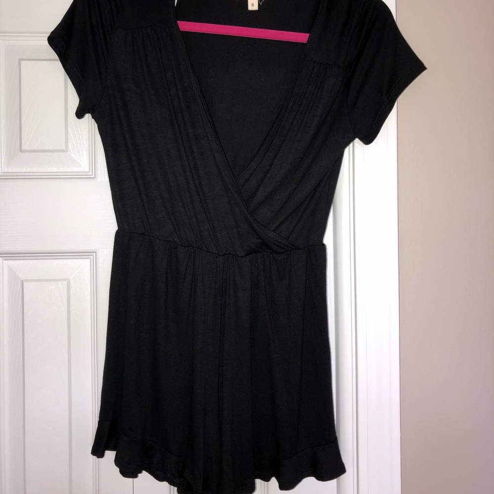 BLACK SHORT SLEEVED ROMPER